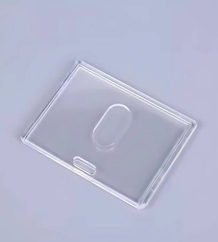 85x54 mm Porte-badge transparent en  plastique plexiglass , idéal pour protéger vos cartes professionnelles et d'identification.